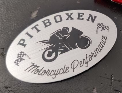 Pitboxen sticker 6,4x4cm - Sølv børstet